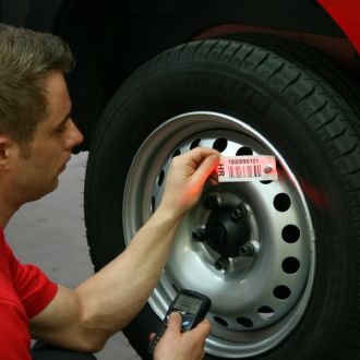 Reifen-Etiketten Anhänger mit Strichcode rot