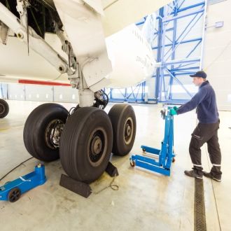 Montagegerät für den Wechsel von Reifen Flugzeug
